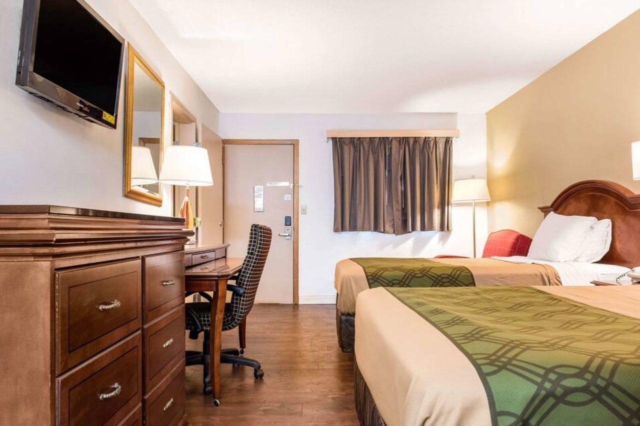 Econo Lodge Holland Bagian luar foto
