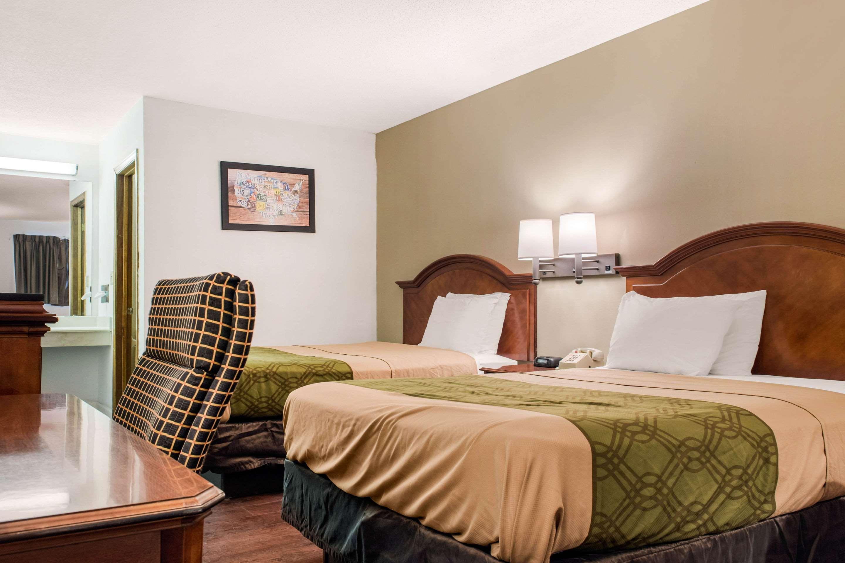 Econo Lodge Holland Bagian luar foto
