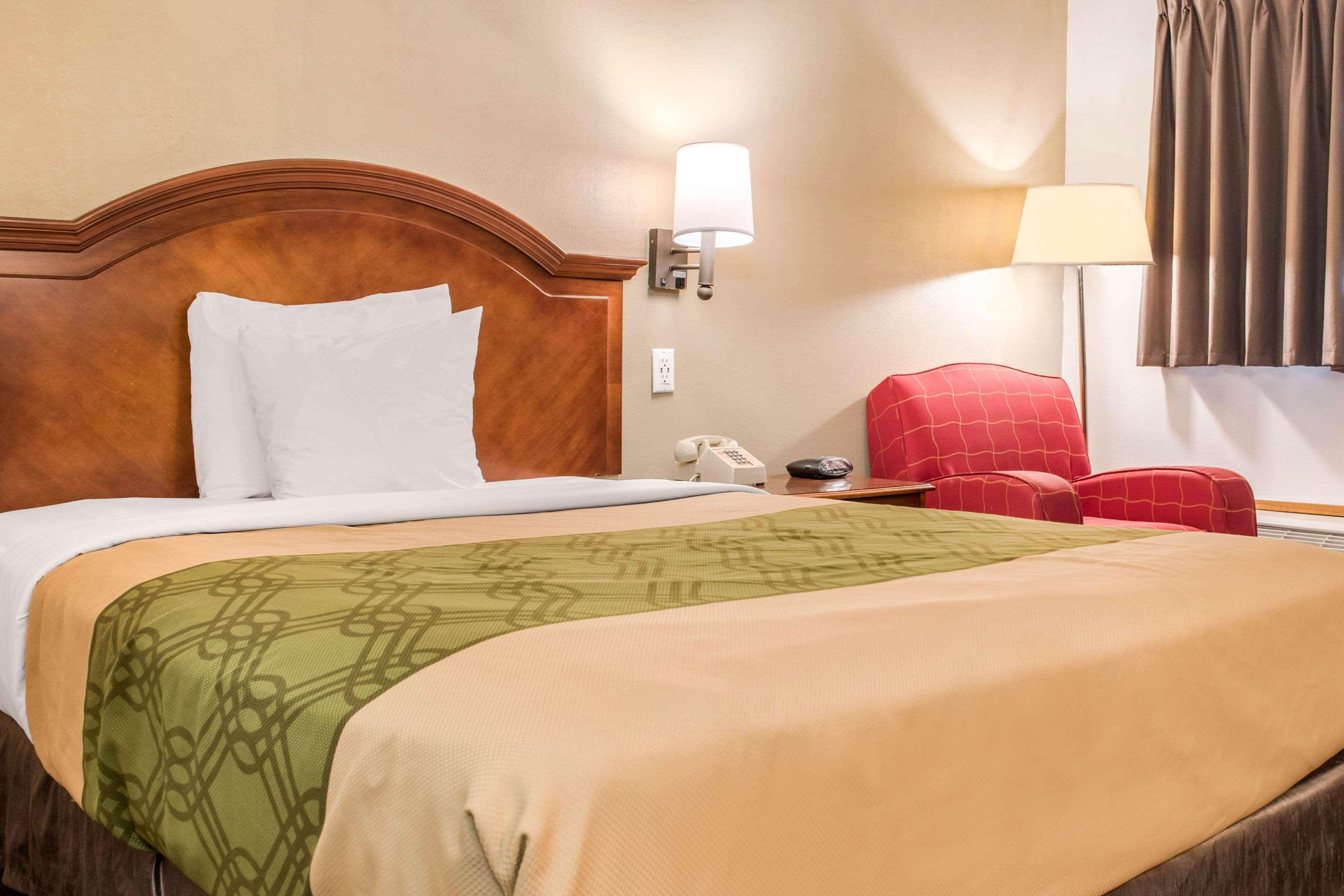 Econo Lodge Holland Bagian luar foto
