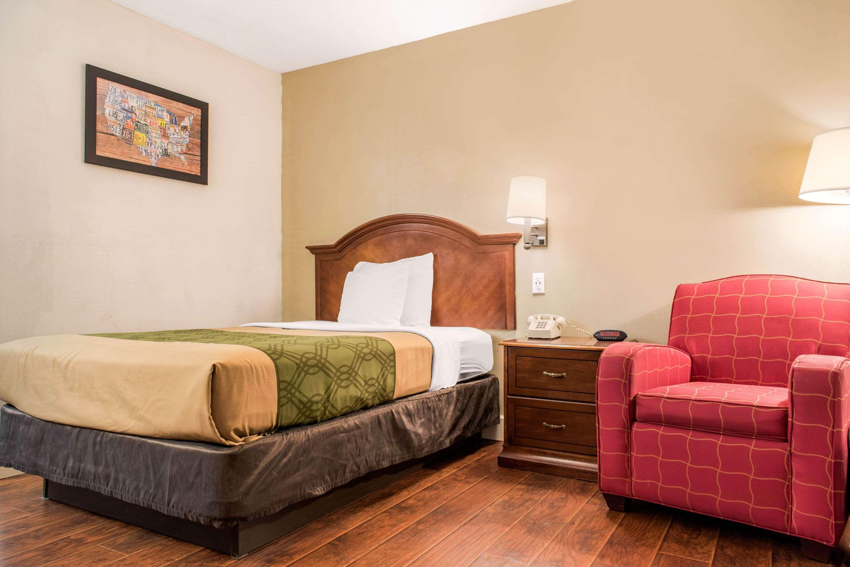 Econo Lodge Holland Bagian luar foto