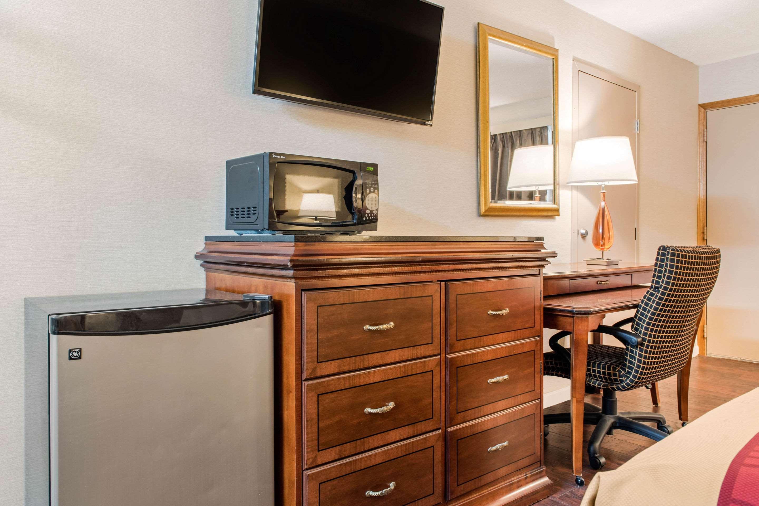 Econo Lodge Holland Bagian luar foto