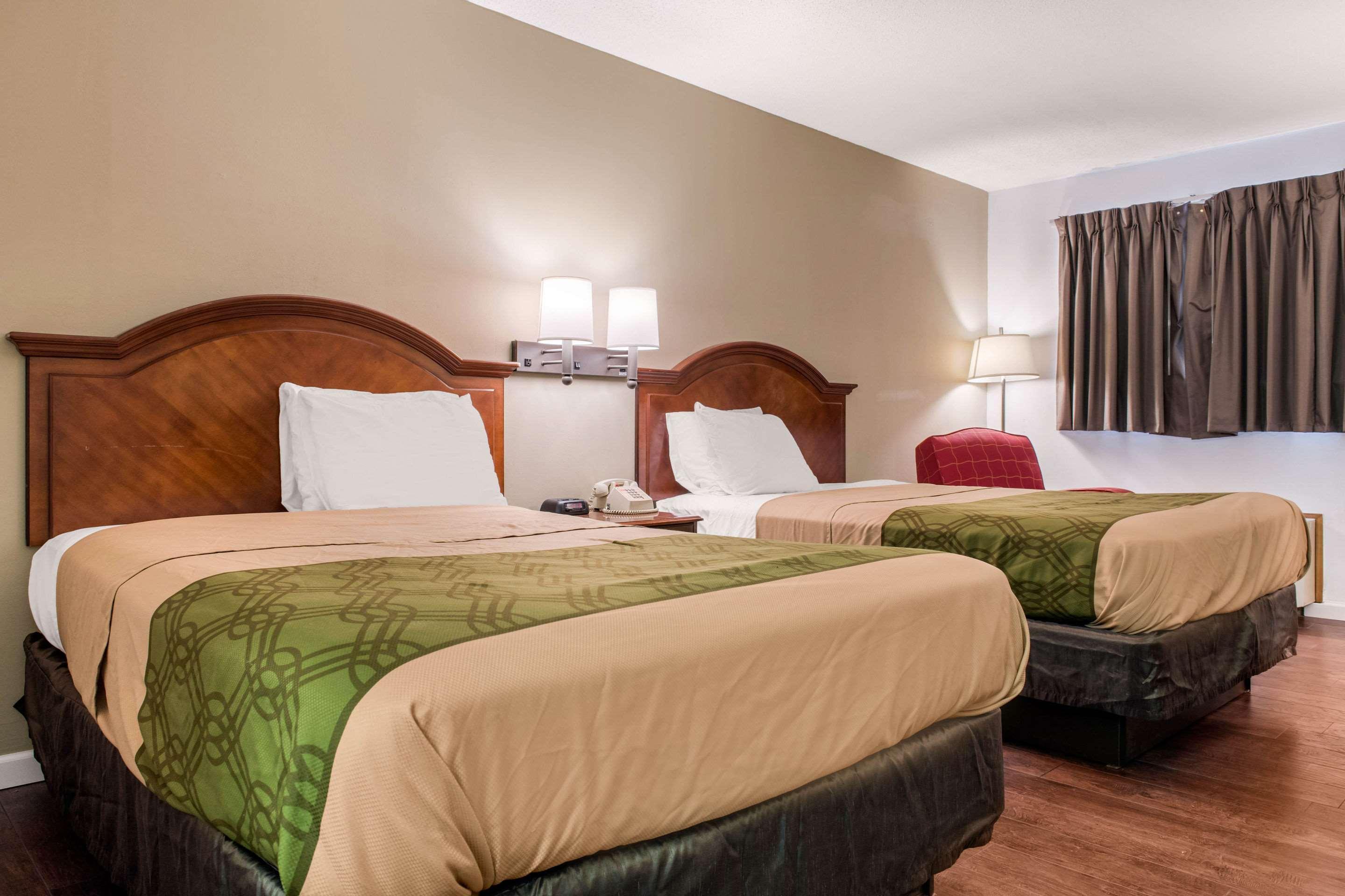 Econo Lodge Holland Bagian luar foto
