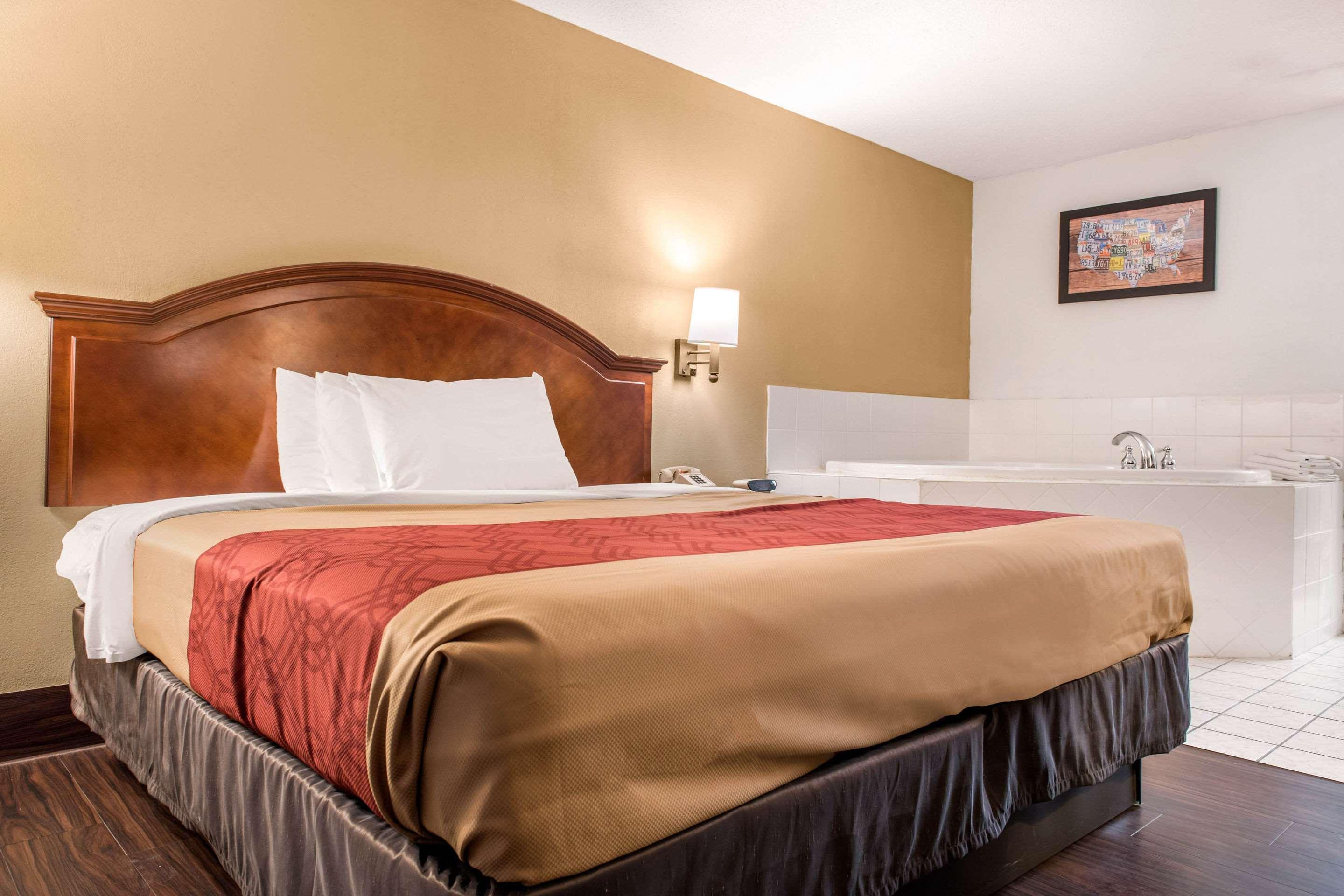 Econo Lodge Holland Bagian luar foto