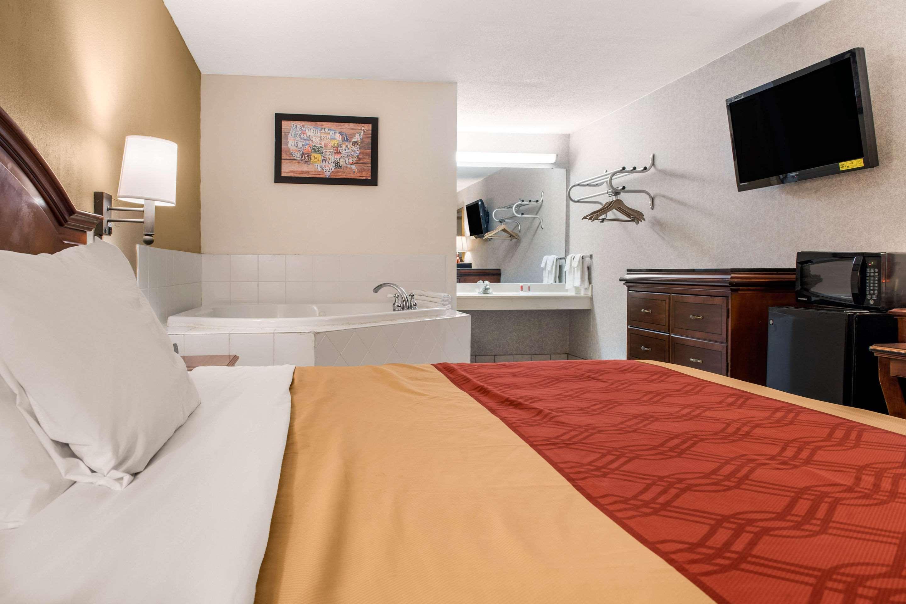 Econo Lodge Holland Bagian luar foto