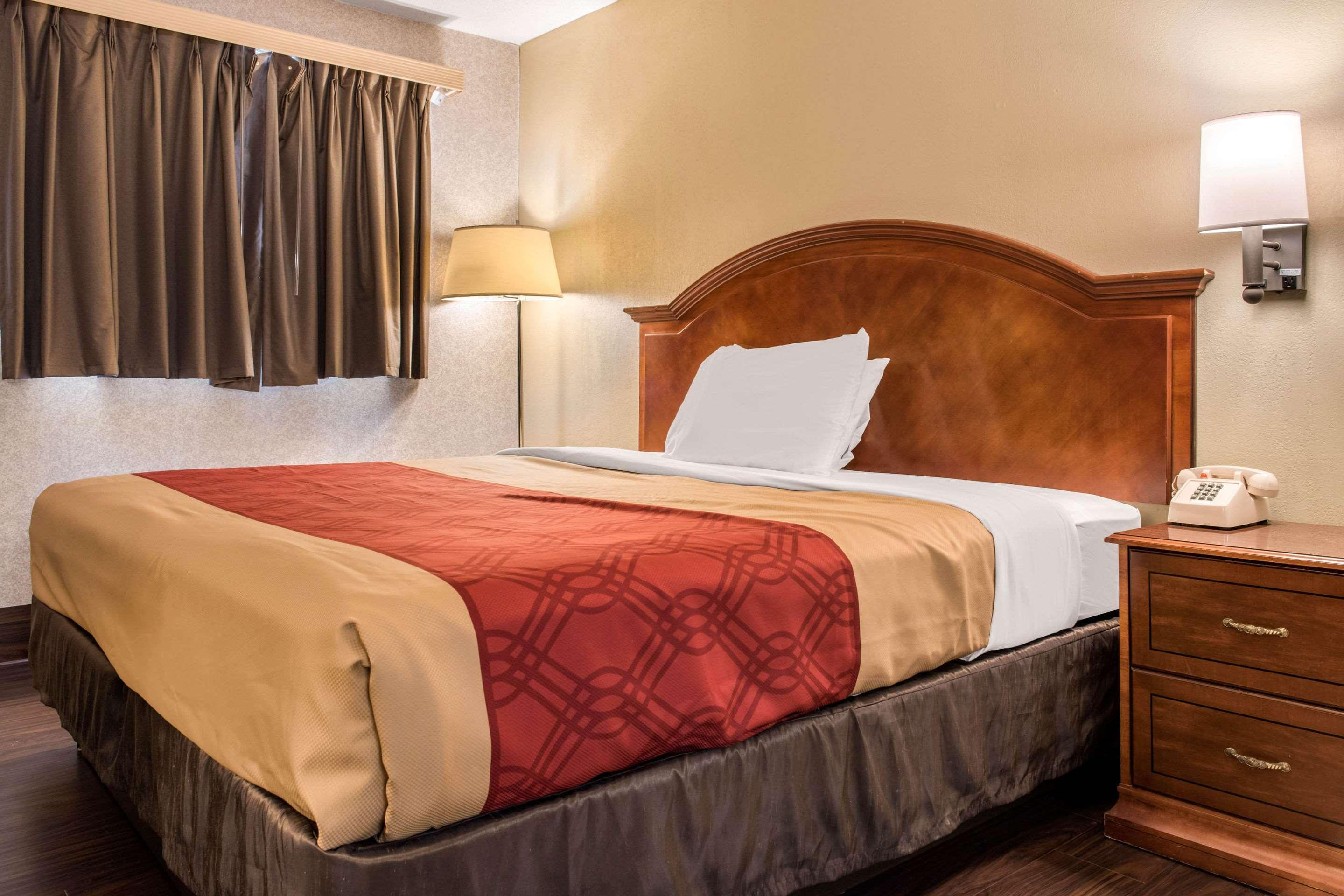 Econo Lodge Holland Bagian luar foto