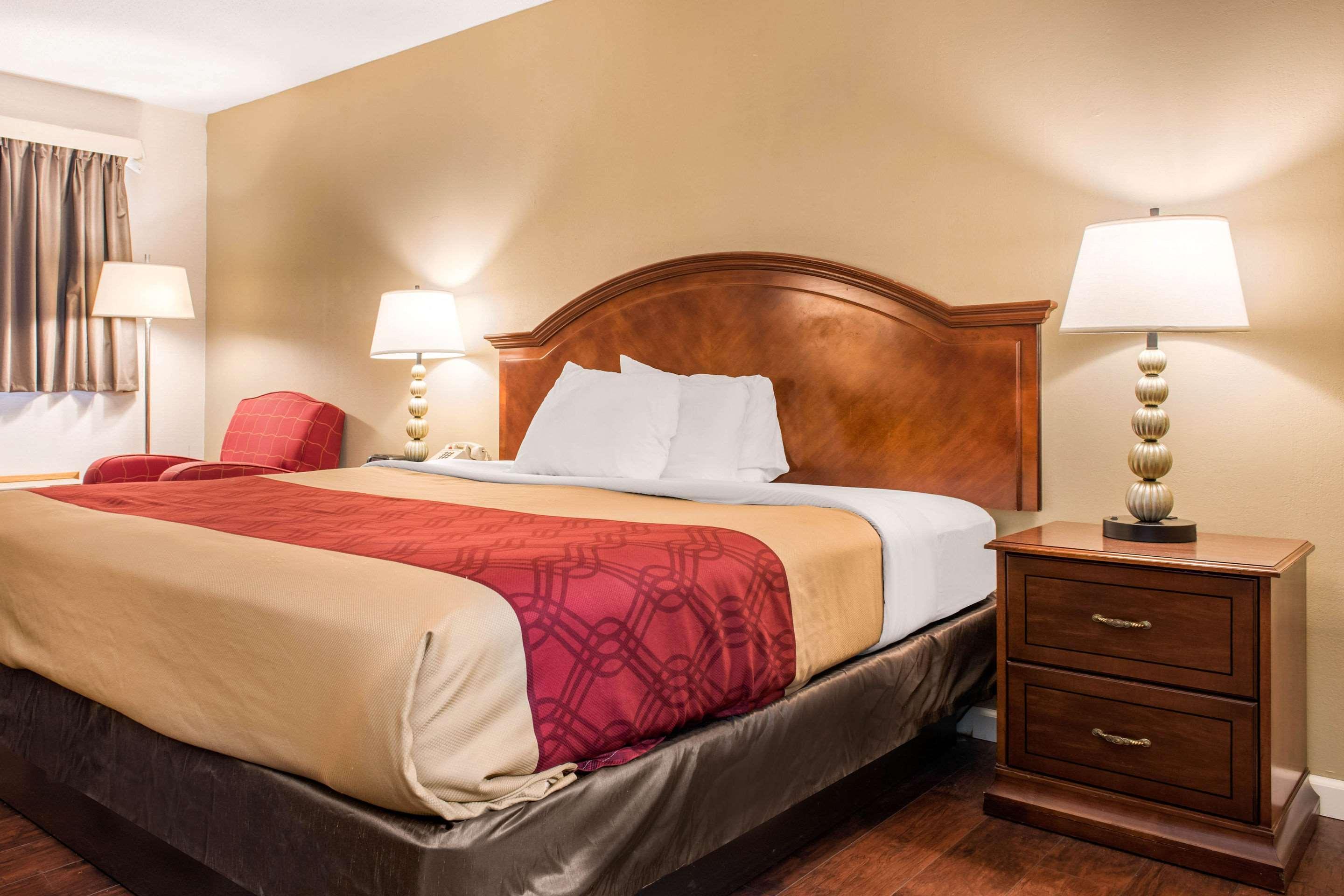 Econo Lodge Holland Bagian luar foto