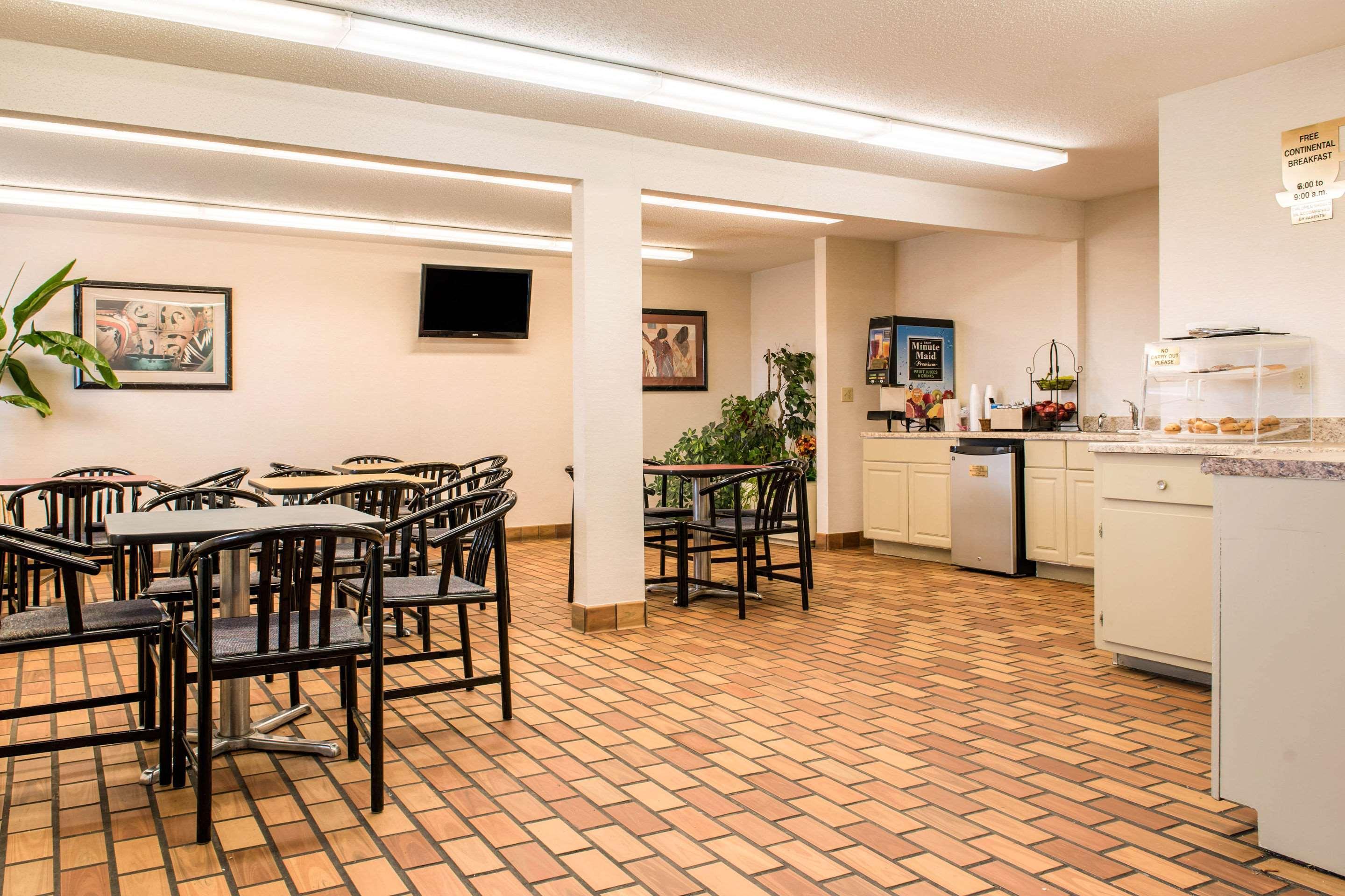 Econo Lodge Holland Bagian luar foto