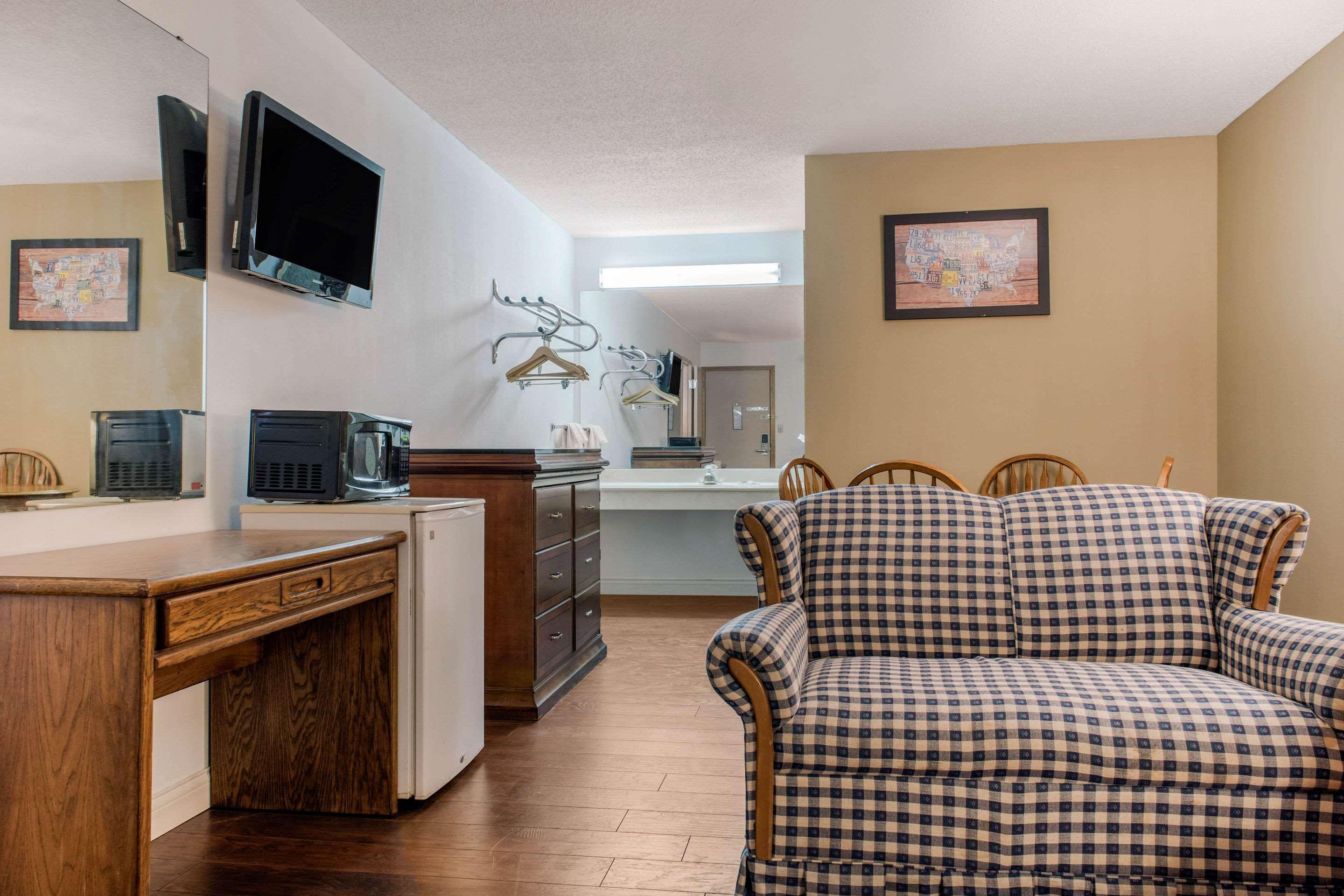 Econo Lodge Holland Bagian luar foto