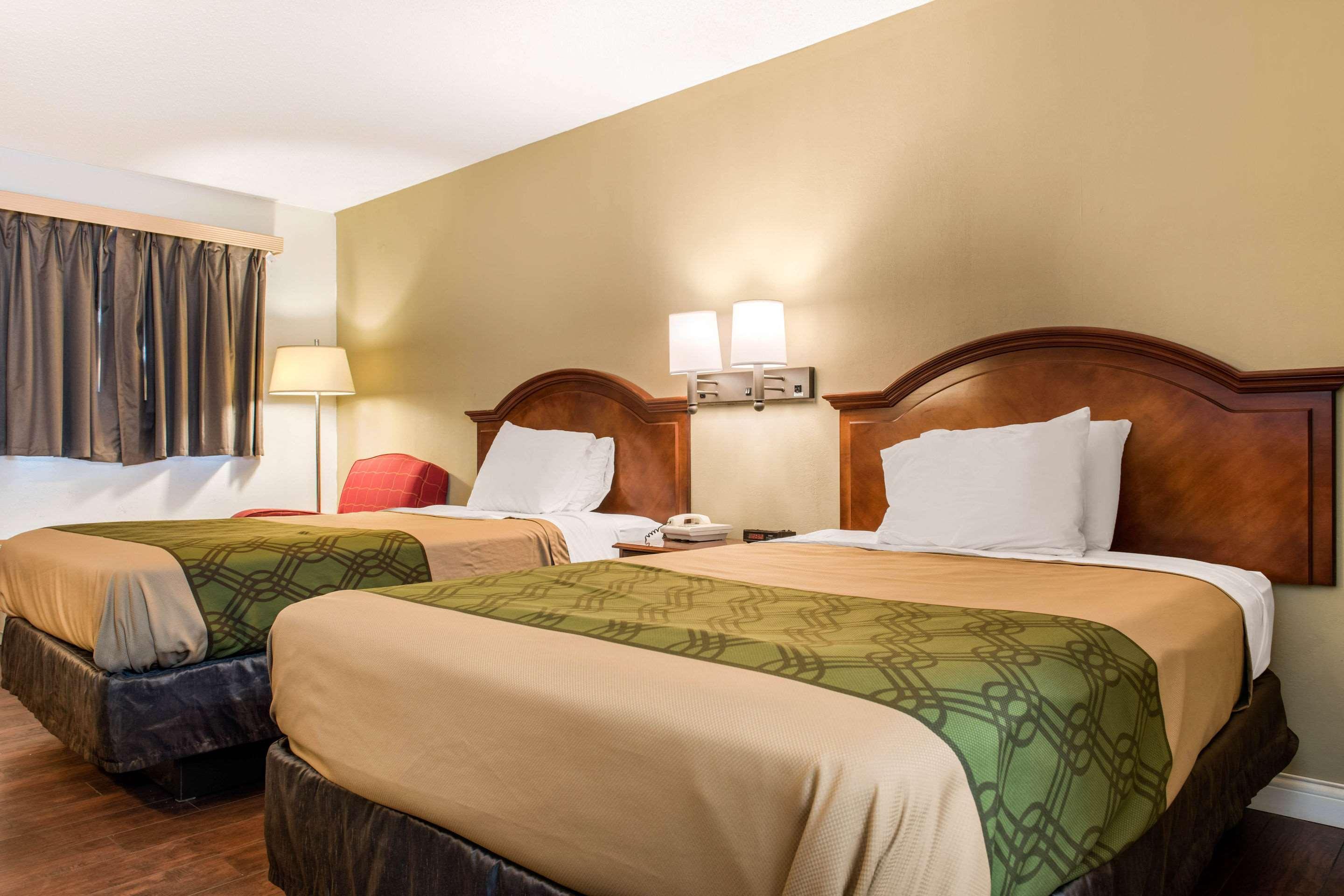 Econo Lodge Holland Bagian luar foto