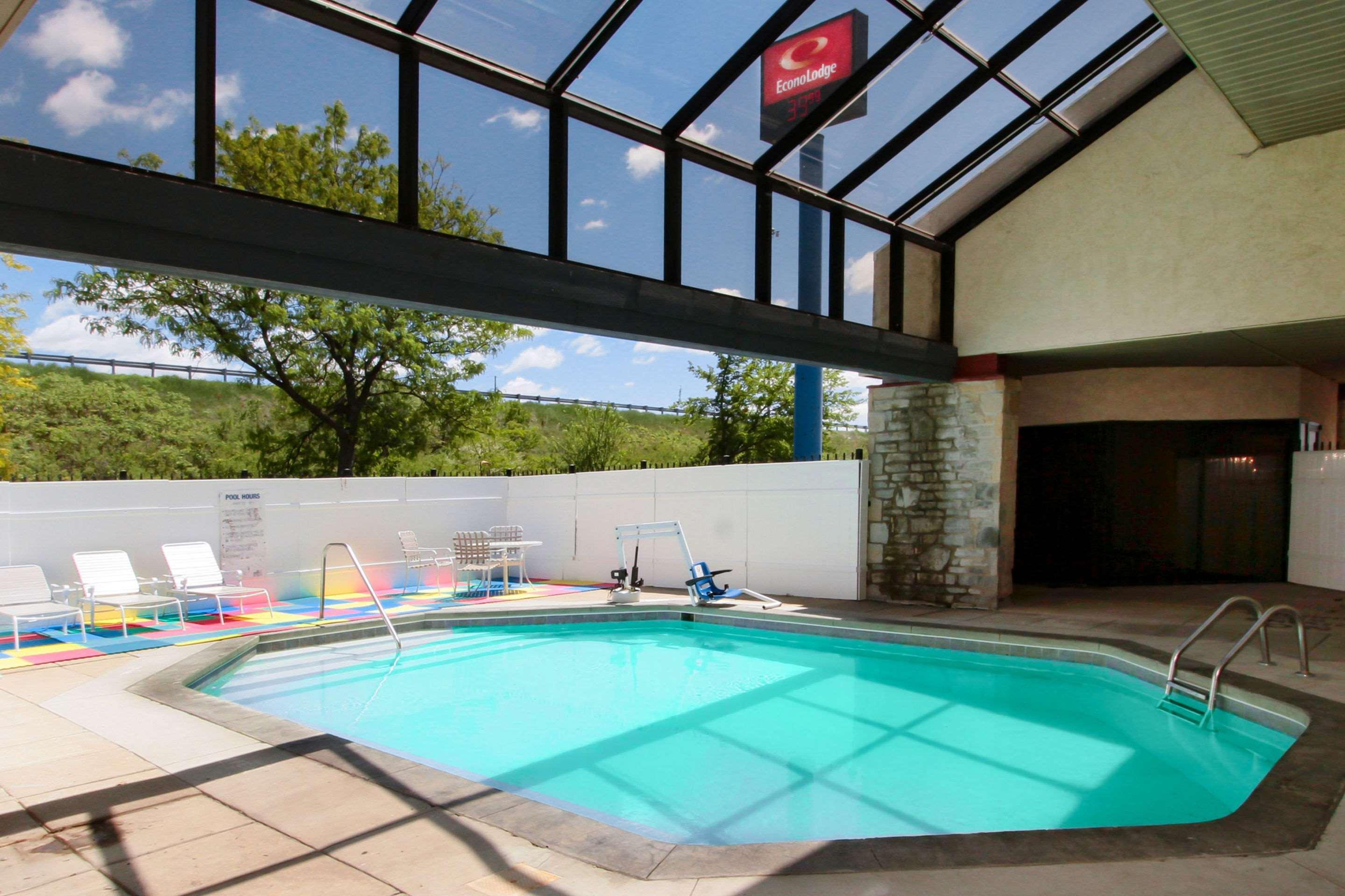 Econo Lodge Holland Bagian luar foto