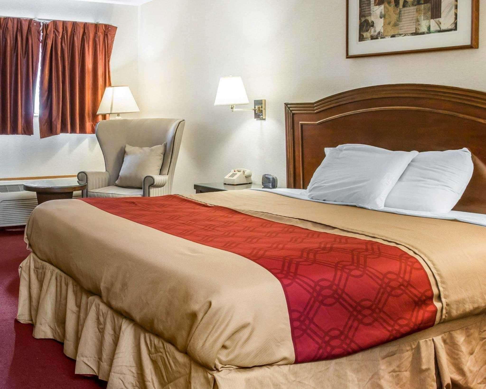 Econo Lodge Holland Bagian luar foto