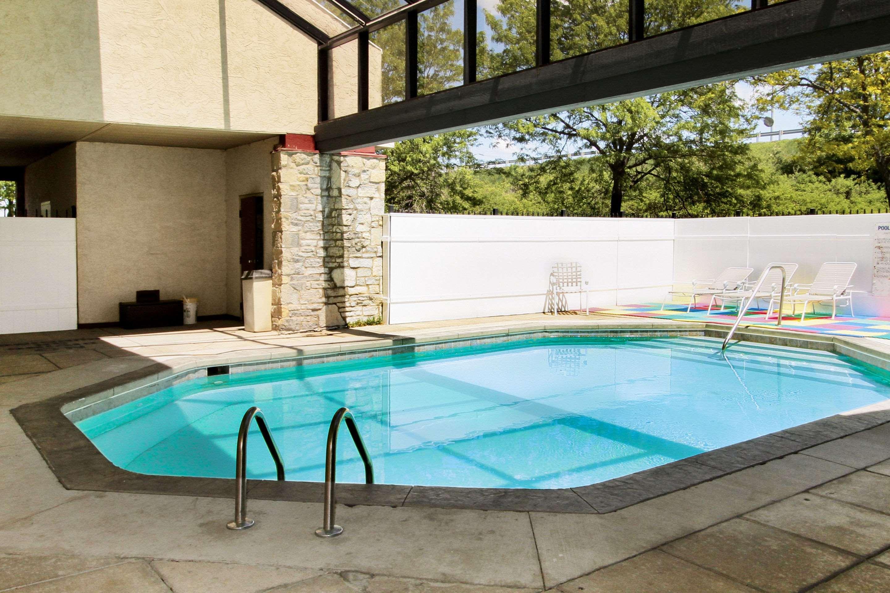 Econo Lodge Holland Bagian luar foto