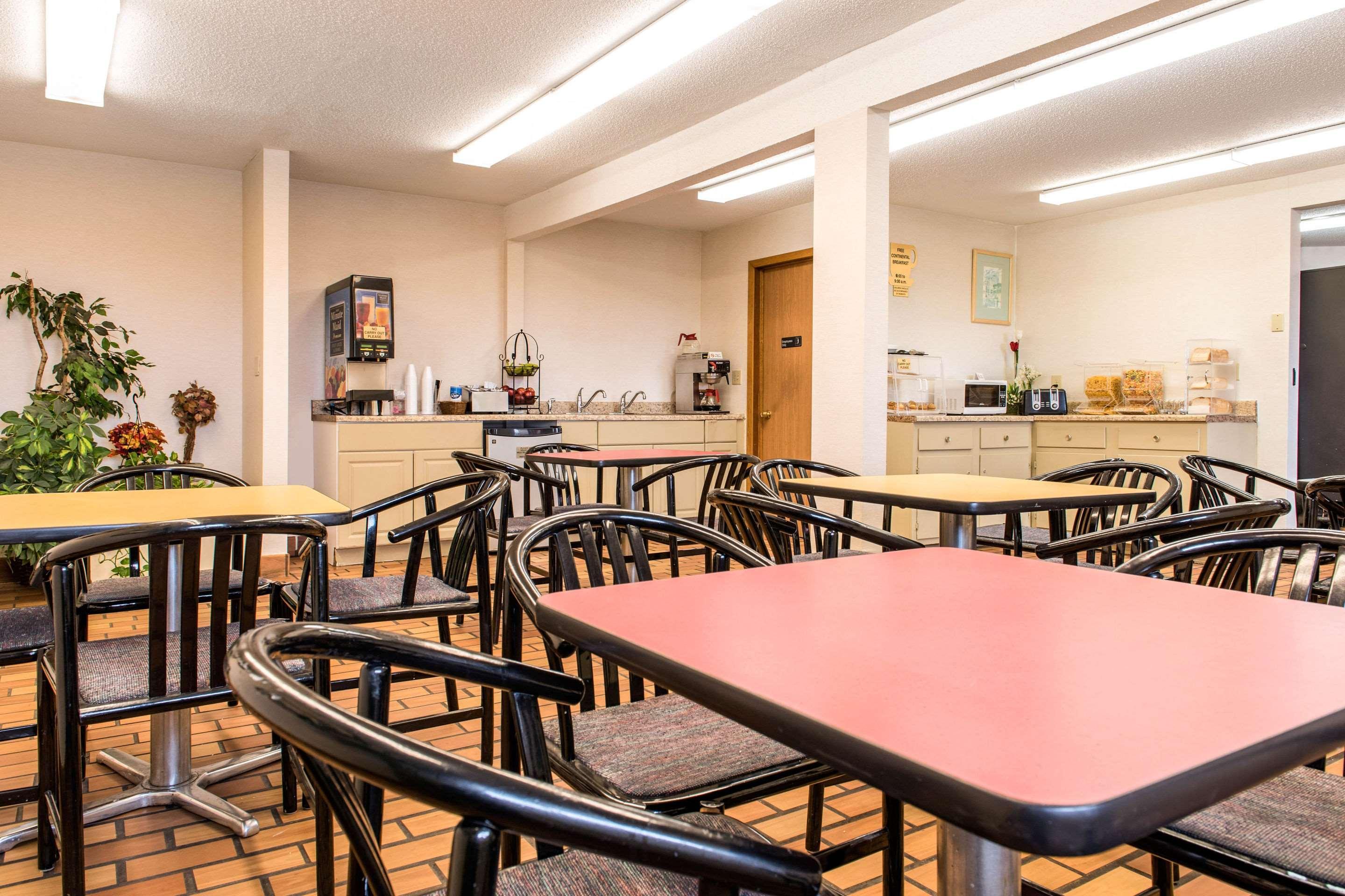 Econo Lodge Holland Bagian luar foto