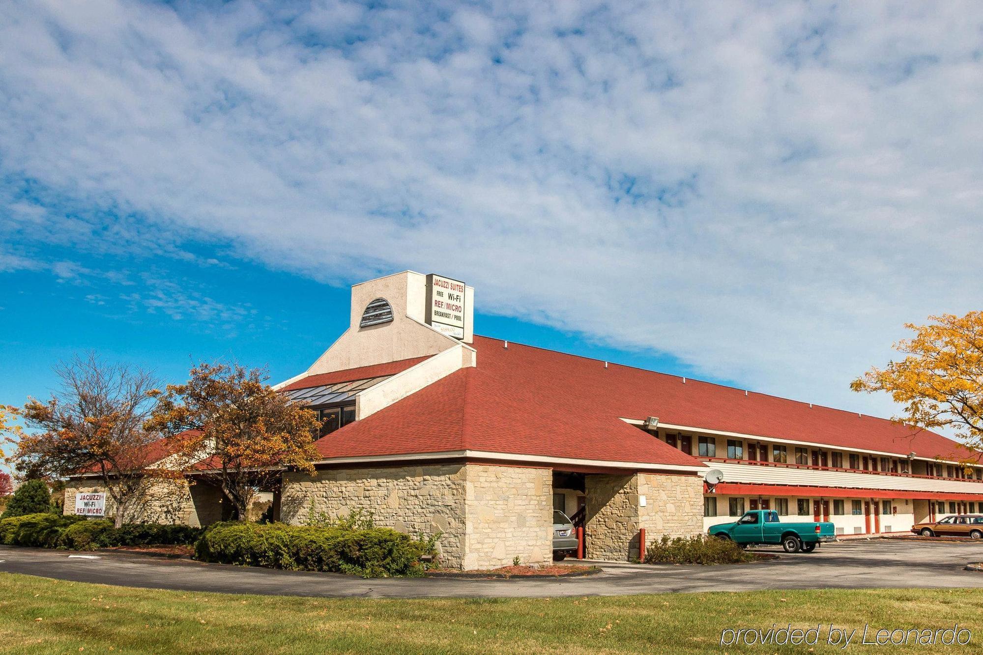 Econo Lodge Holland Bagian luar foto