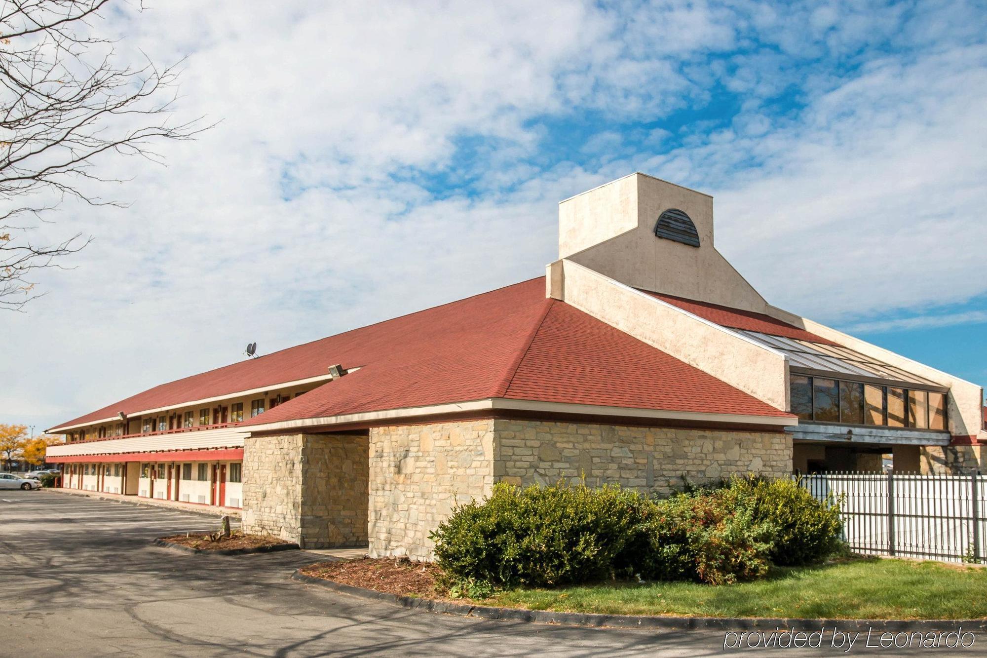 Econo Lodge Holland Bagian luar foto