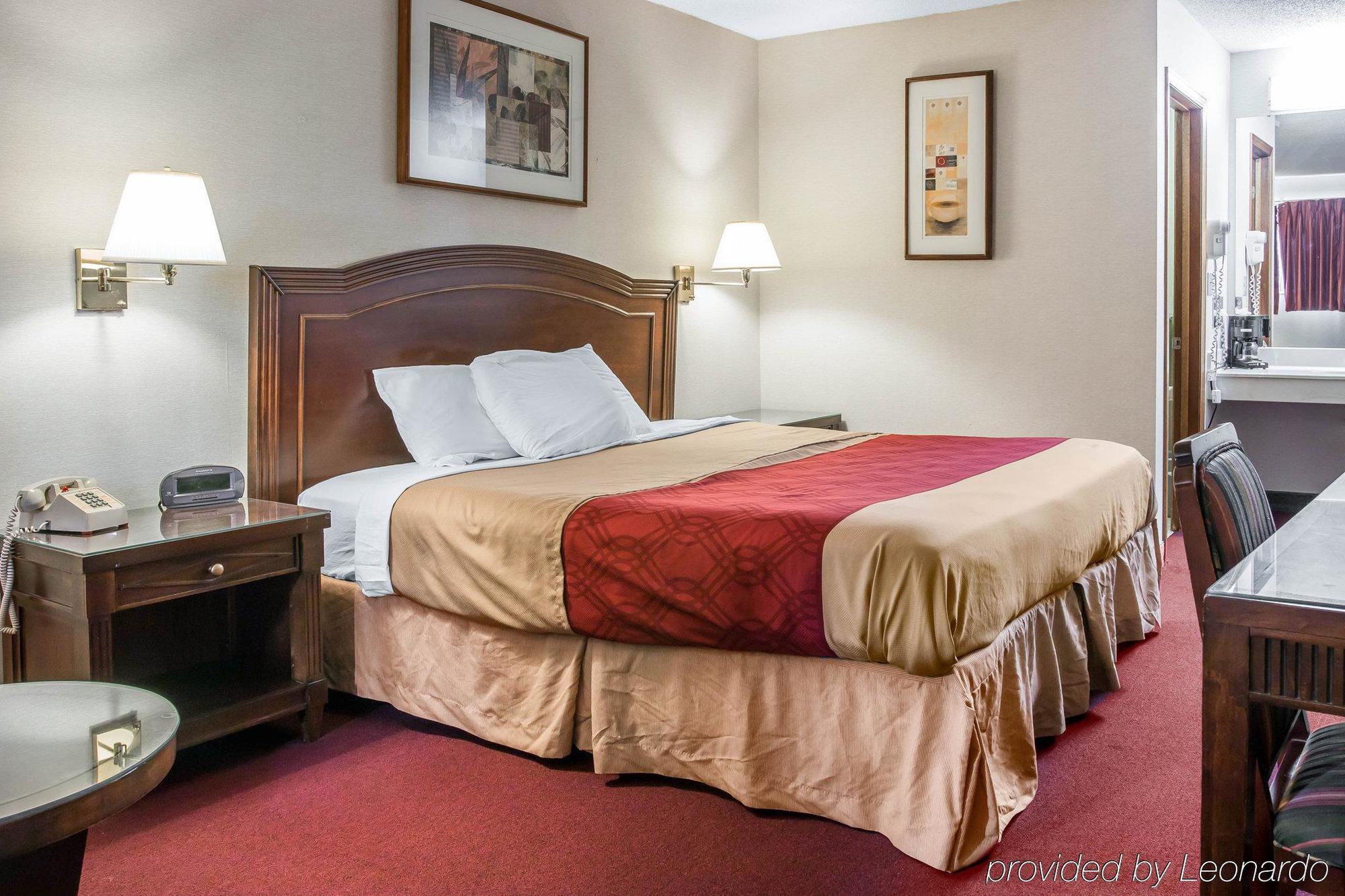 Econo Lodge Holland Bagian luar foto