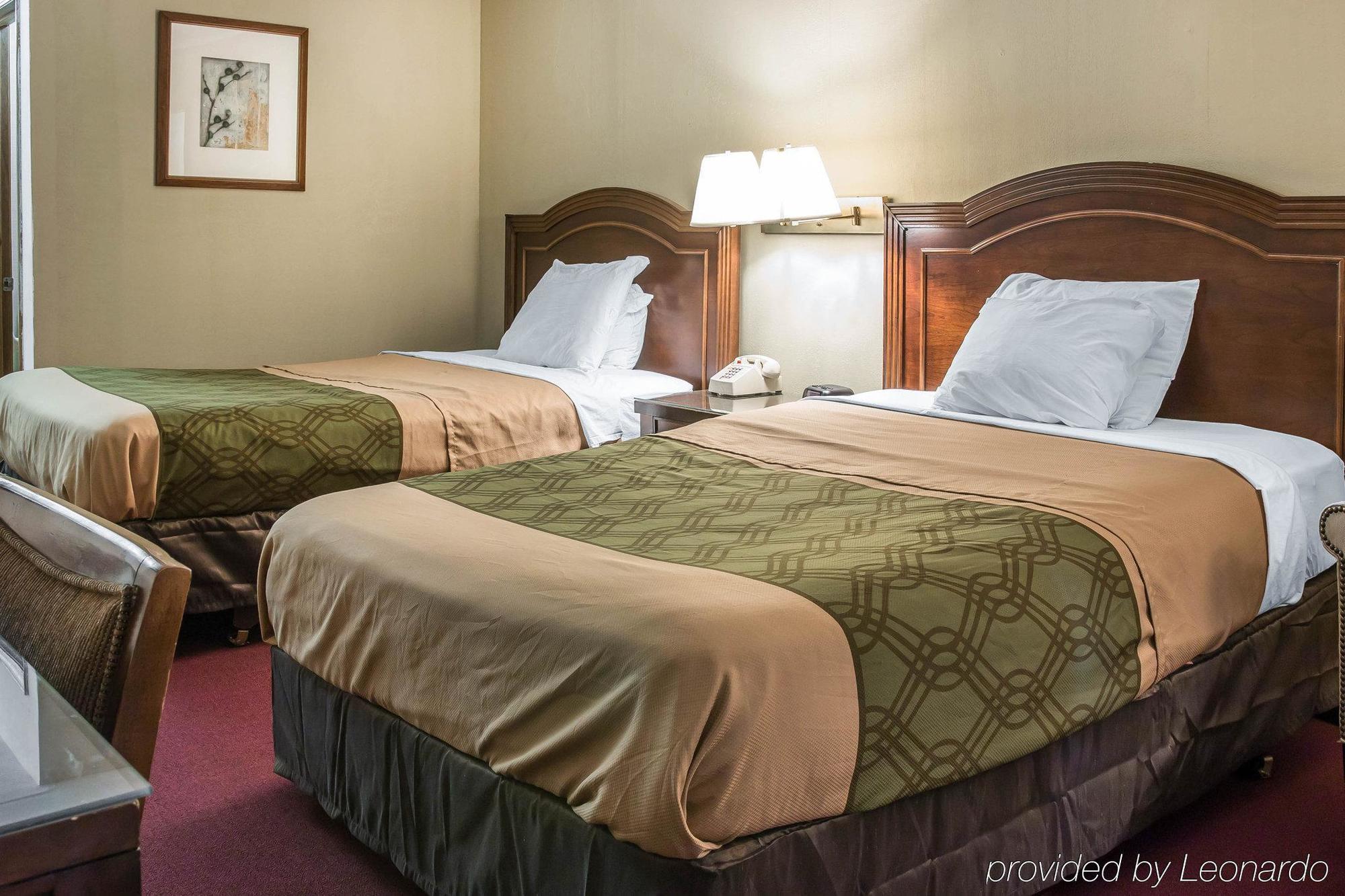 Econo Lodge Holland Bagian luar foto