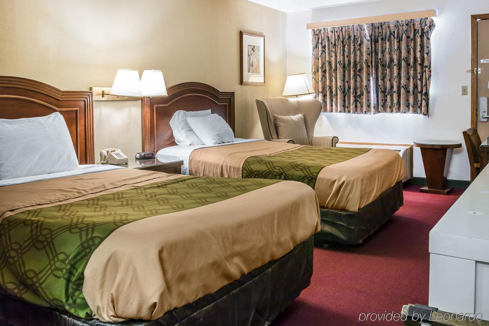Econo Lodge Holland Bagian luar foto
