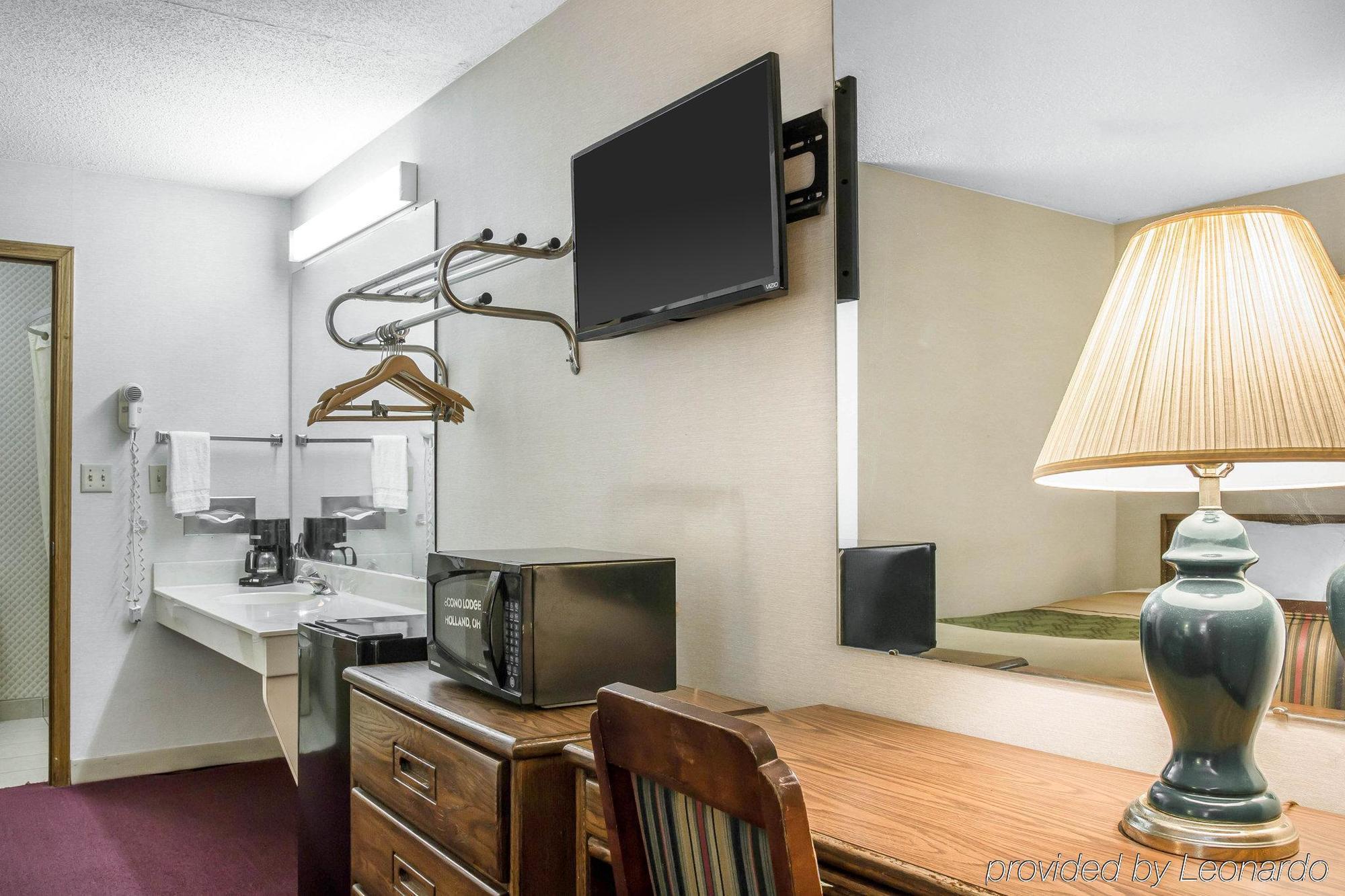 Econo Lodge Holland Bagian luar foto