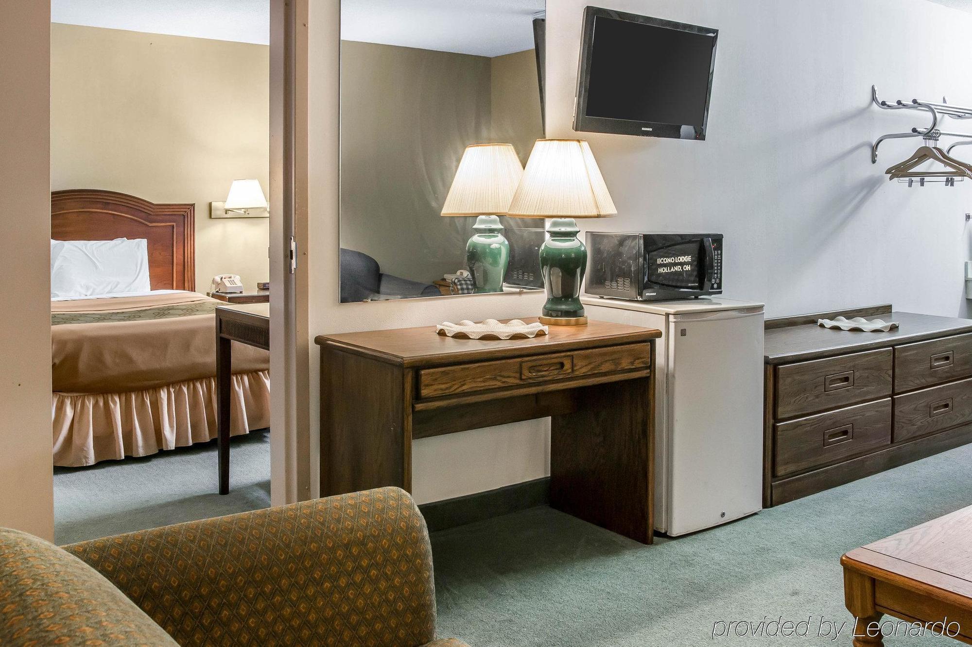 Econo Lodge Holland Bagian luar foto