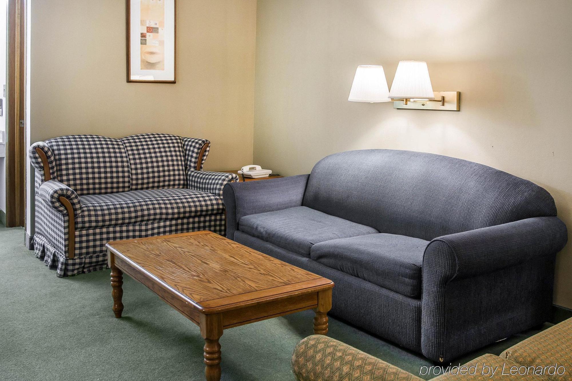 Econo Lodge Holland Bagian luar foto