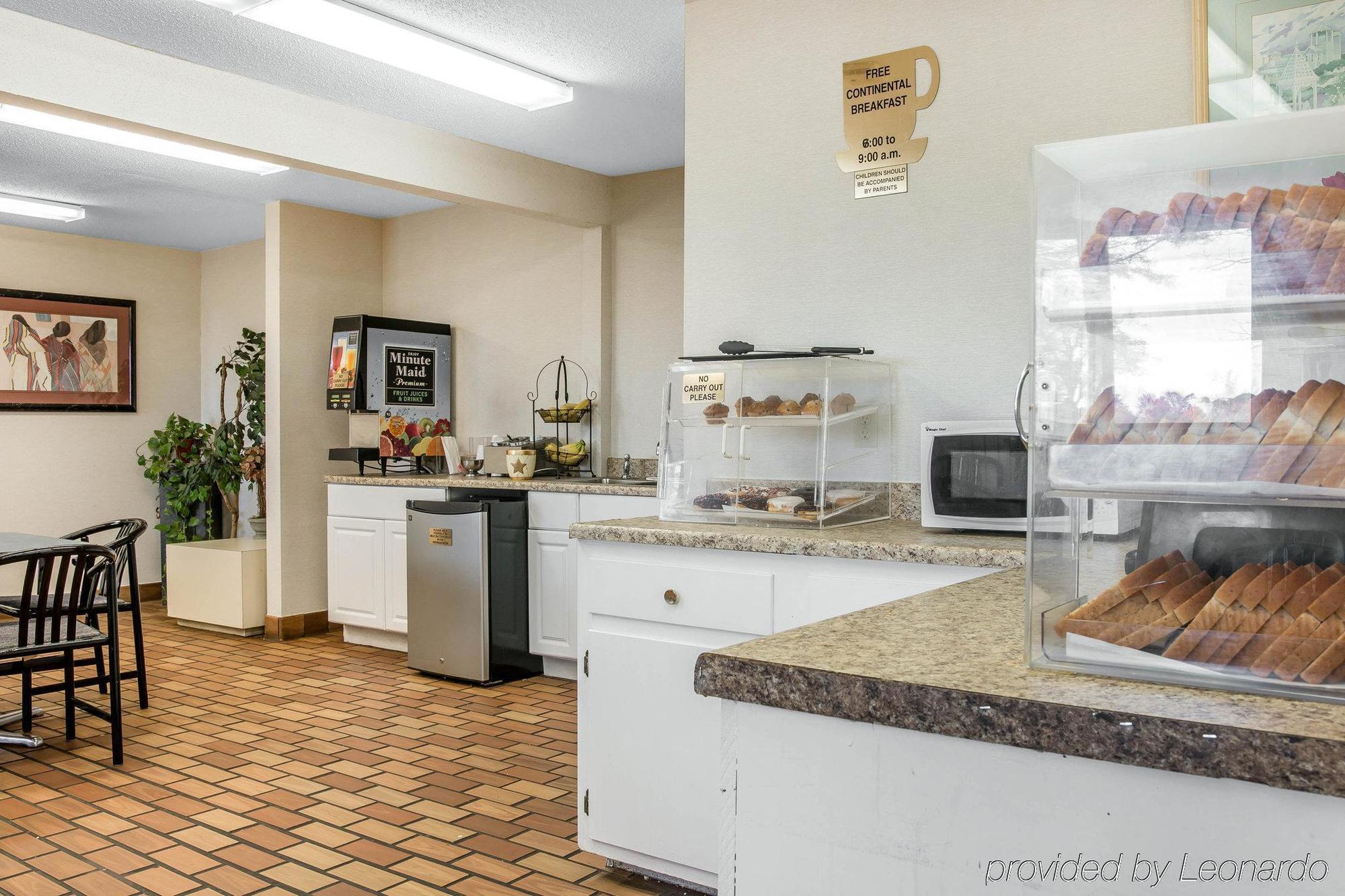 Econo Lodge Holland Bagian luar foto