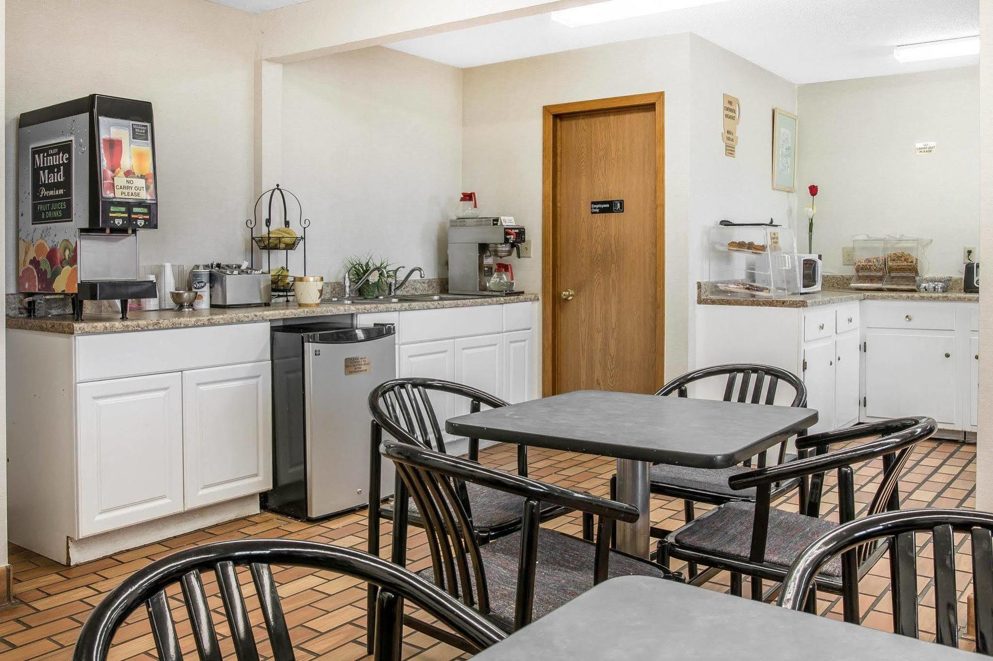 Econo Lodge Holland Bagian luar foto