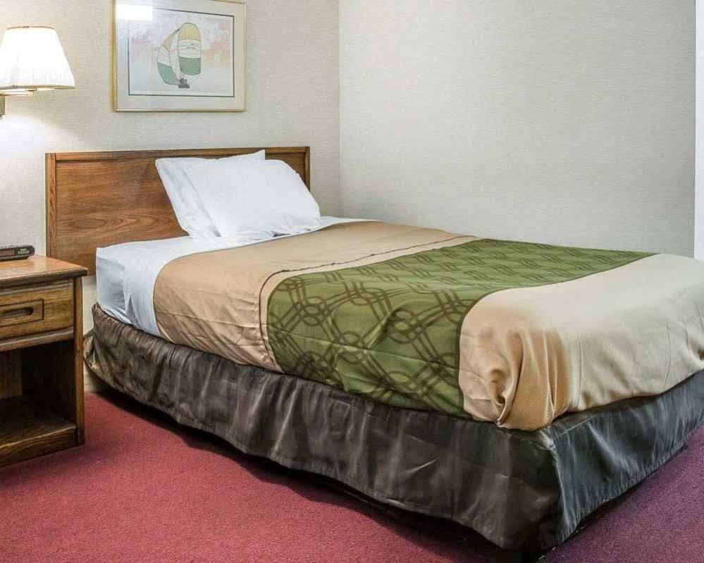 Econo Lodge Holland Bagian luar foto