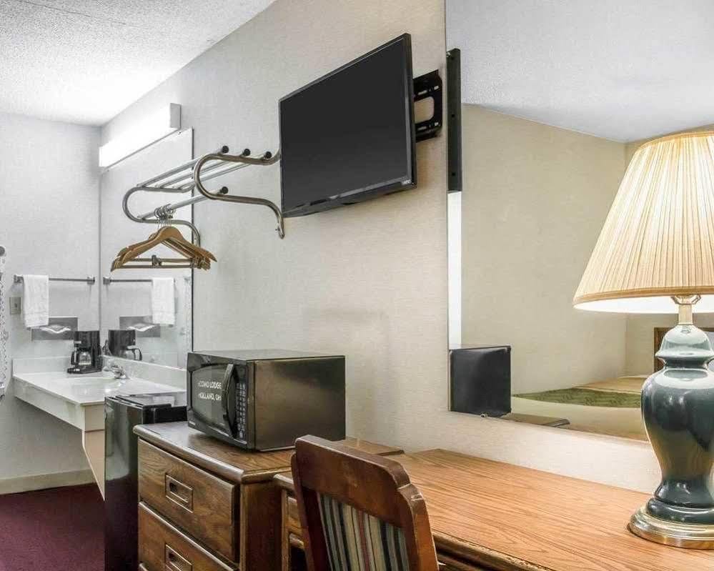 Econo Lodge Holland Bagian luar foto