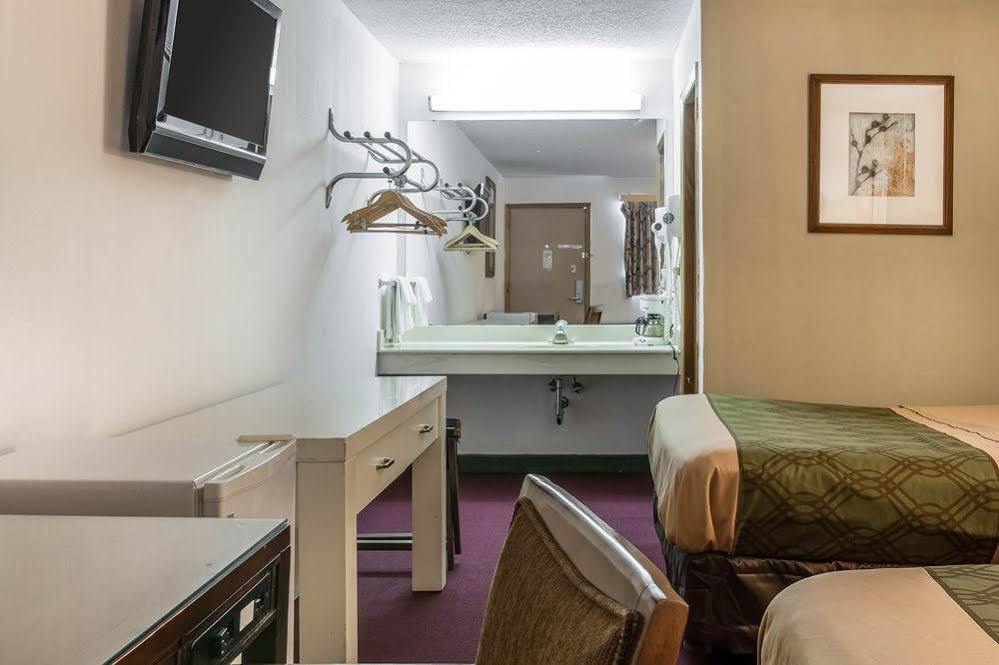 Econo Lodge Holland Bagian luar foto